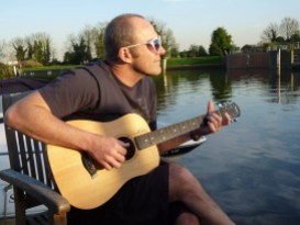 Thames guitarman